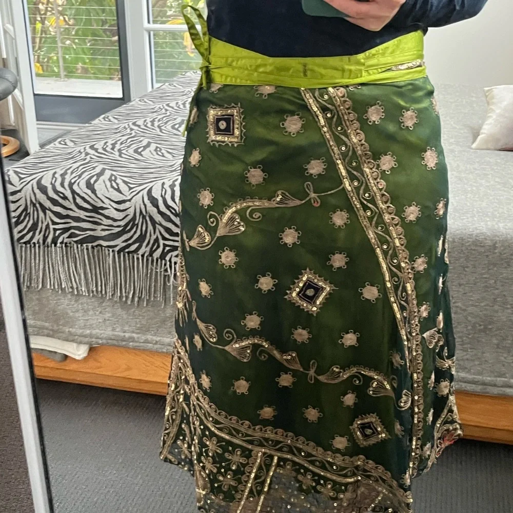 Gorgeous, handmade silk wrap Embroidered Skirt - green and gold - Picture 4 of 5